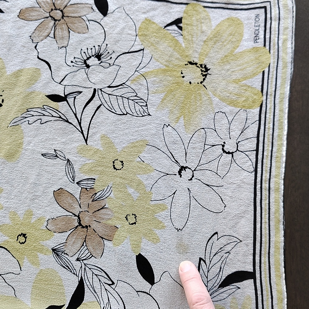 💛 Pendleton Silk Scarf. Yellow with Flowers. - Picture 6 of 8